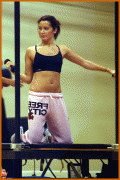 Ashley Tisdale haciendo Pilates